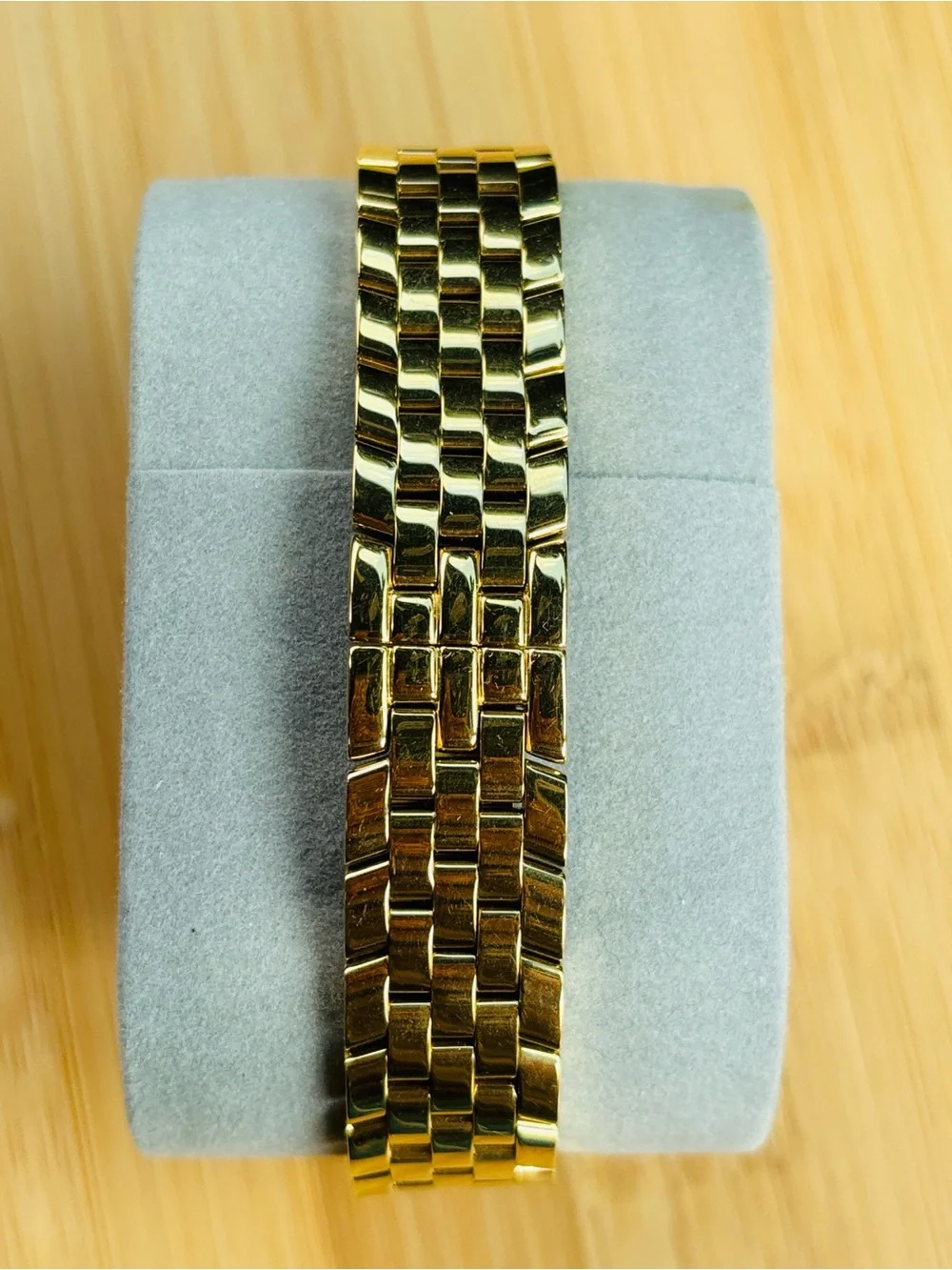 Bulova Gold Tone White Pattern Dial Date Quartz Watch Analog Water Resistant